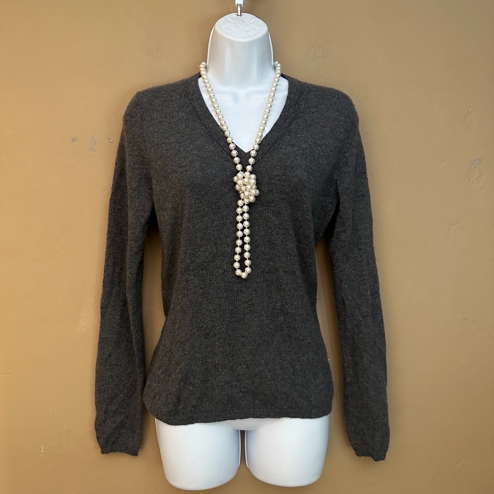 Sutton Cashmere V Neck Sweater Medium Gently worn 100% cashmere